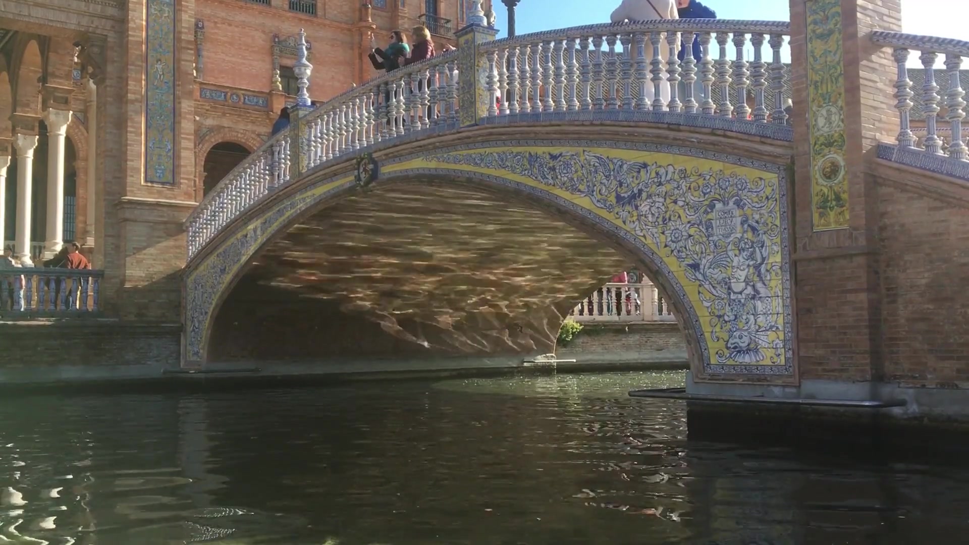 Plaza de España — kanál a keramický most · snímka zo živého záberu