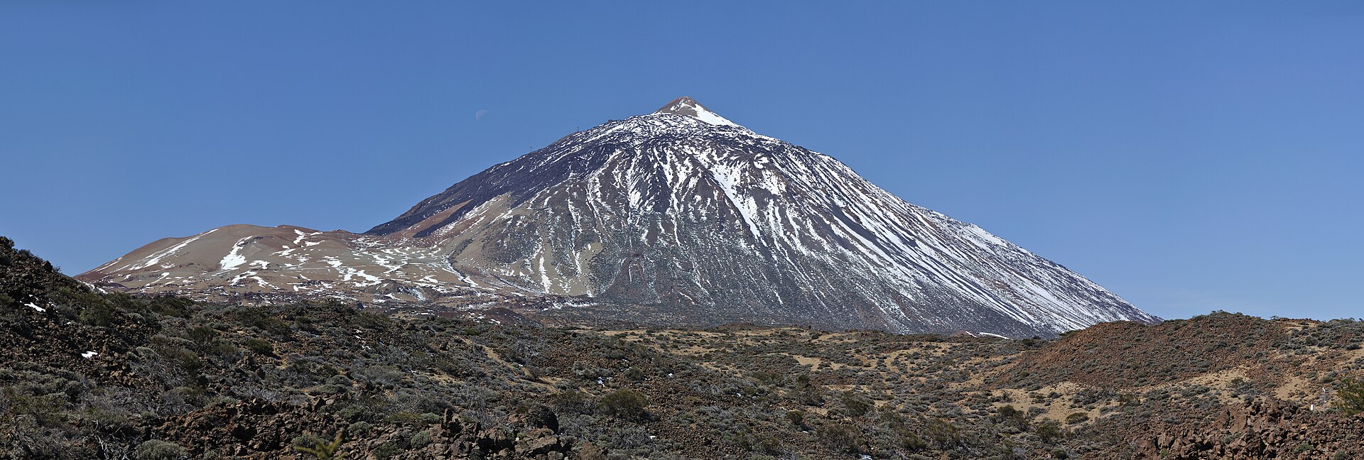 Zasnežený vrchol sopky Teide na Tenerife